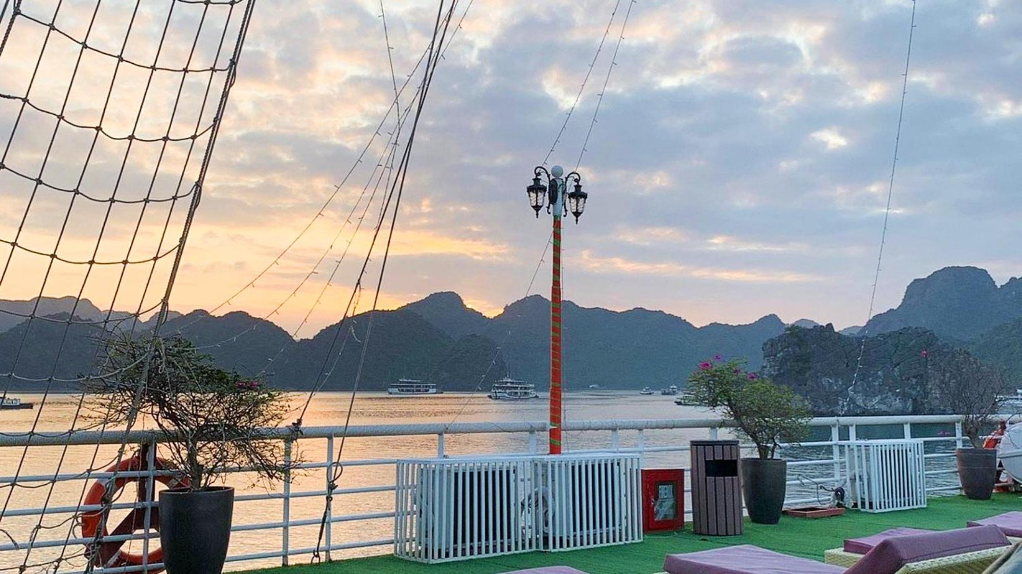 Lotus Elegance Cruise Hotel Ha Long Bagian luar foto