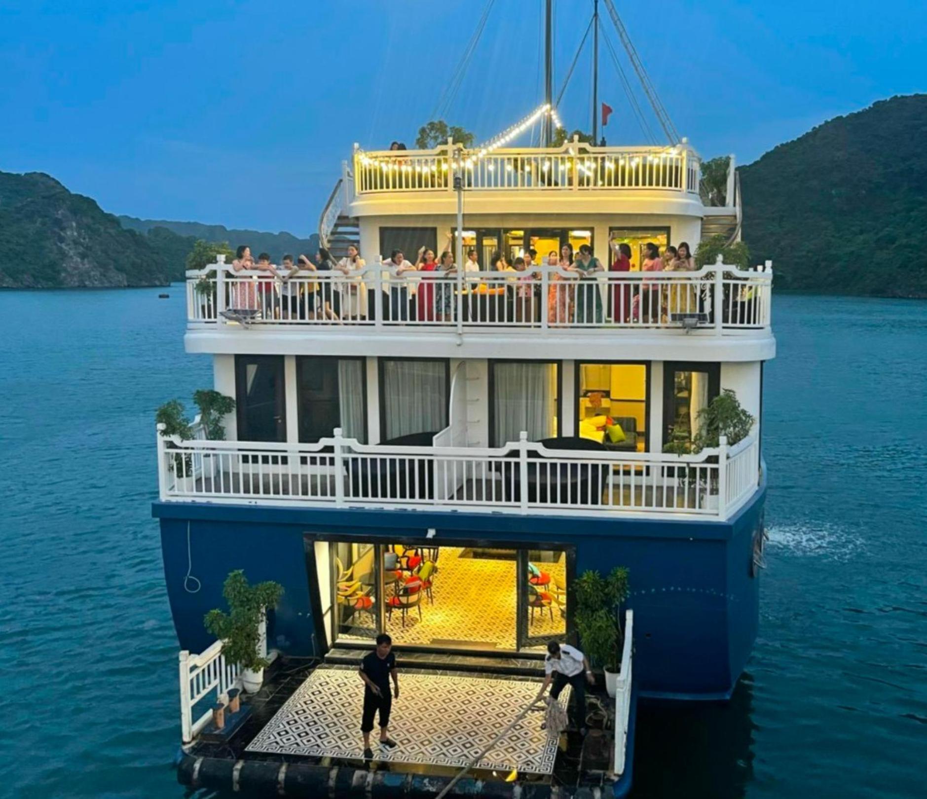 Lotus Elegance Cruise Hotel Ha Long Bagian luar foto