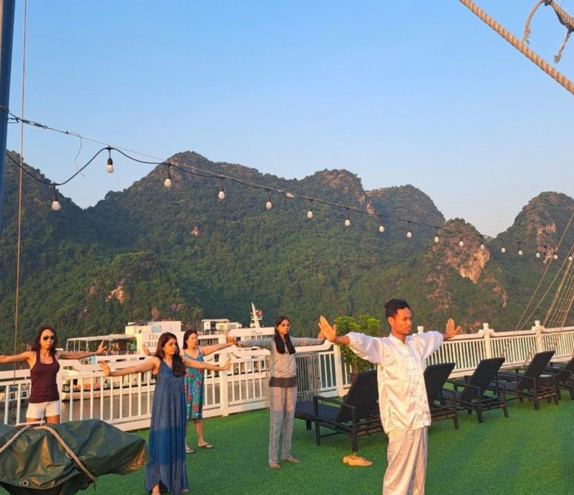 Lotus Elegance Cruise Hotel Ha Long Bagian luar foto