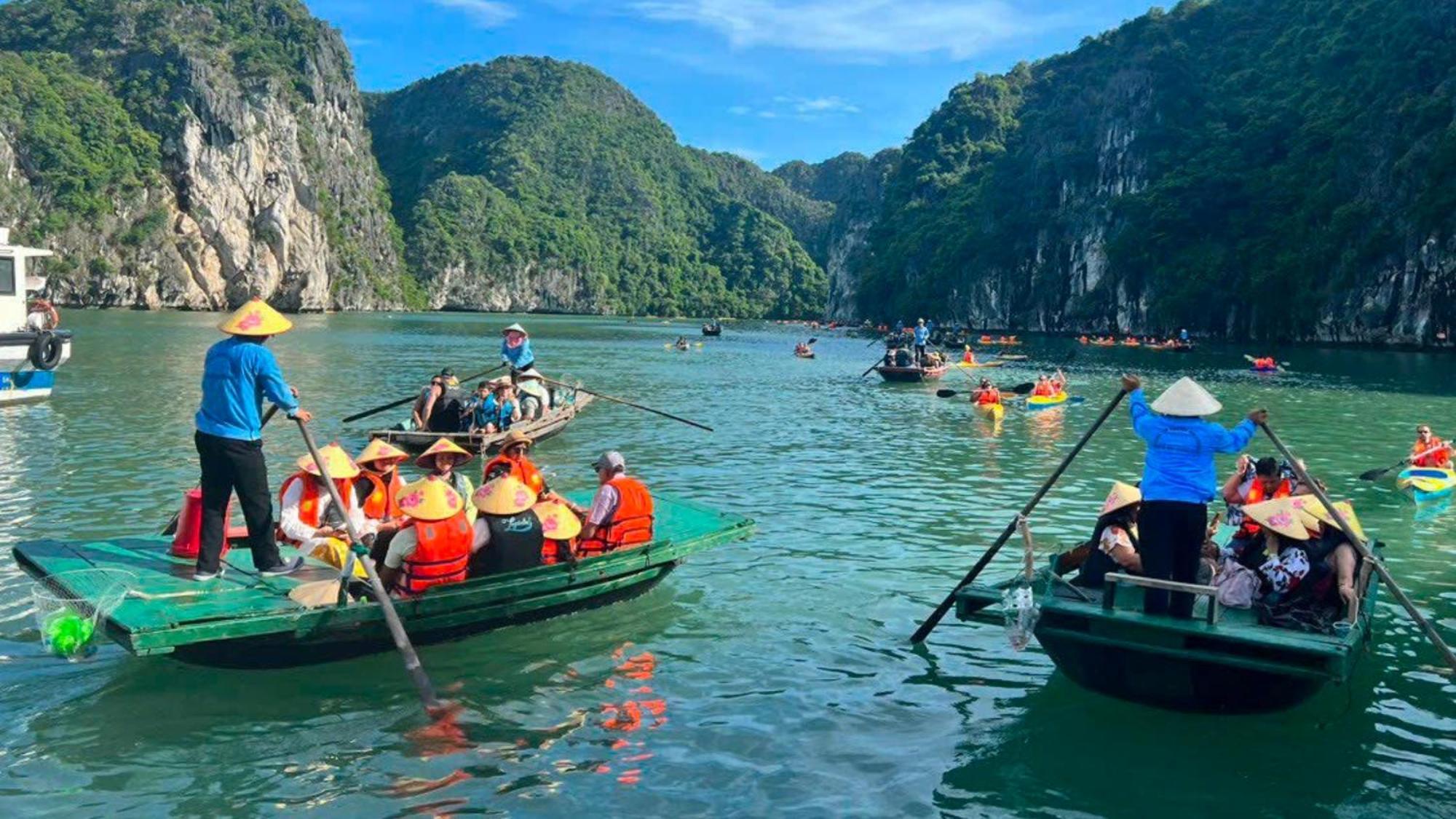 Lotus Elegance Cruise Hotel Ha Long Bagian luar foto