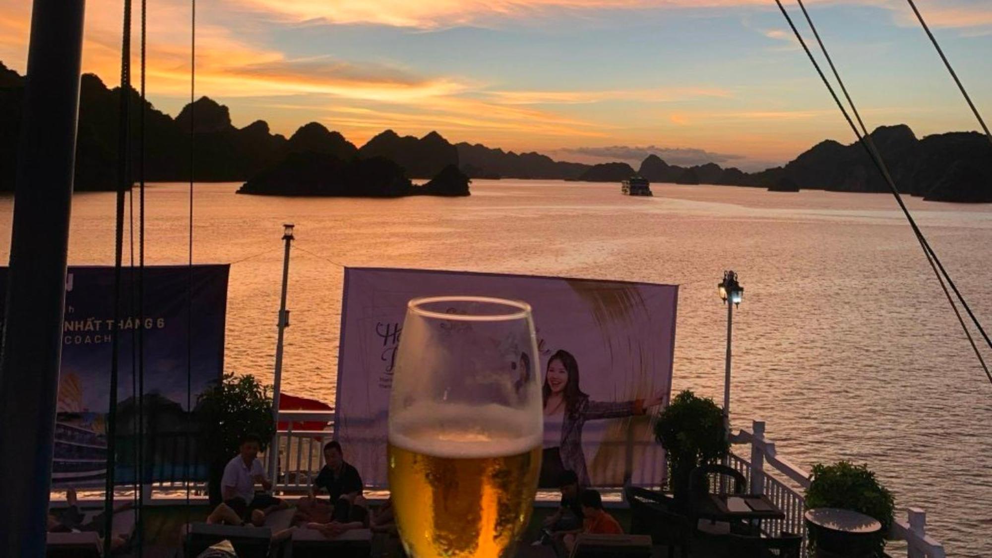 Lotus Elegance Cruise Hotel Ha Long Bagian luar foto