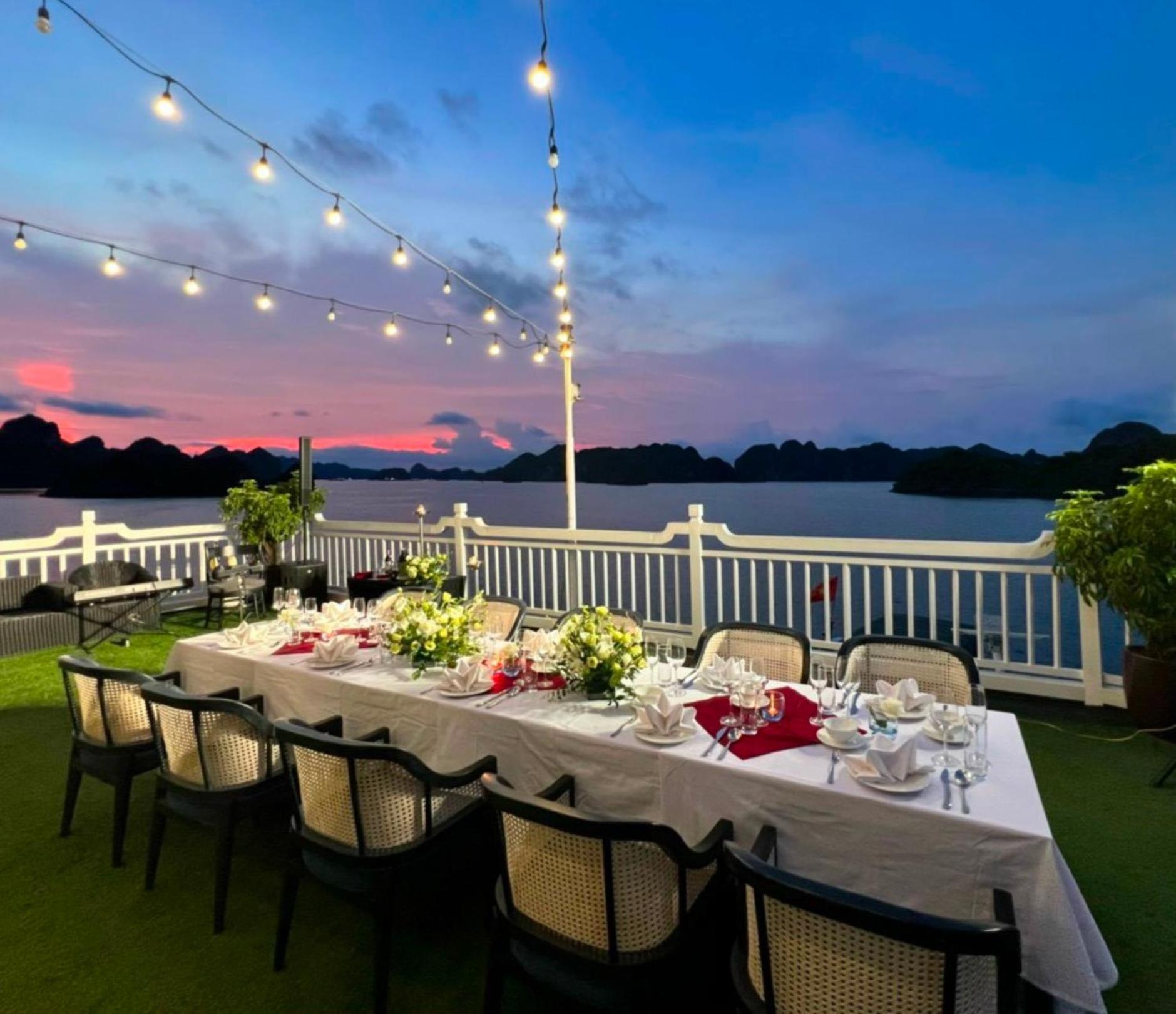 Lotus Elegance Cruise Hotel Ha Long Bagian luar foto