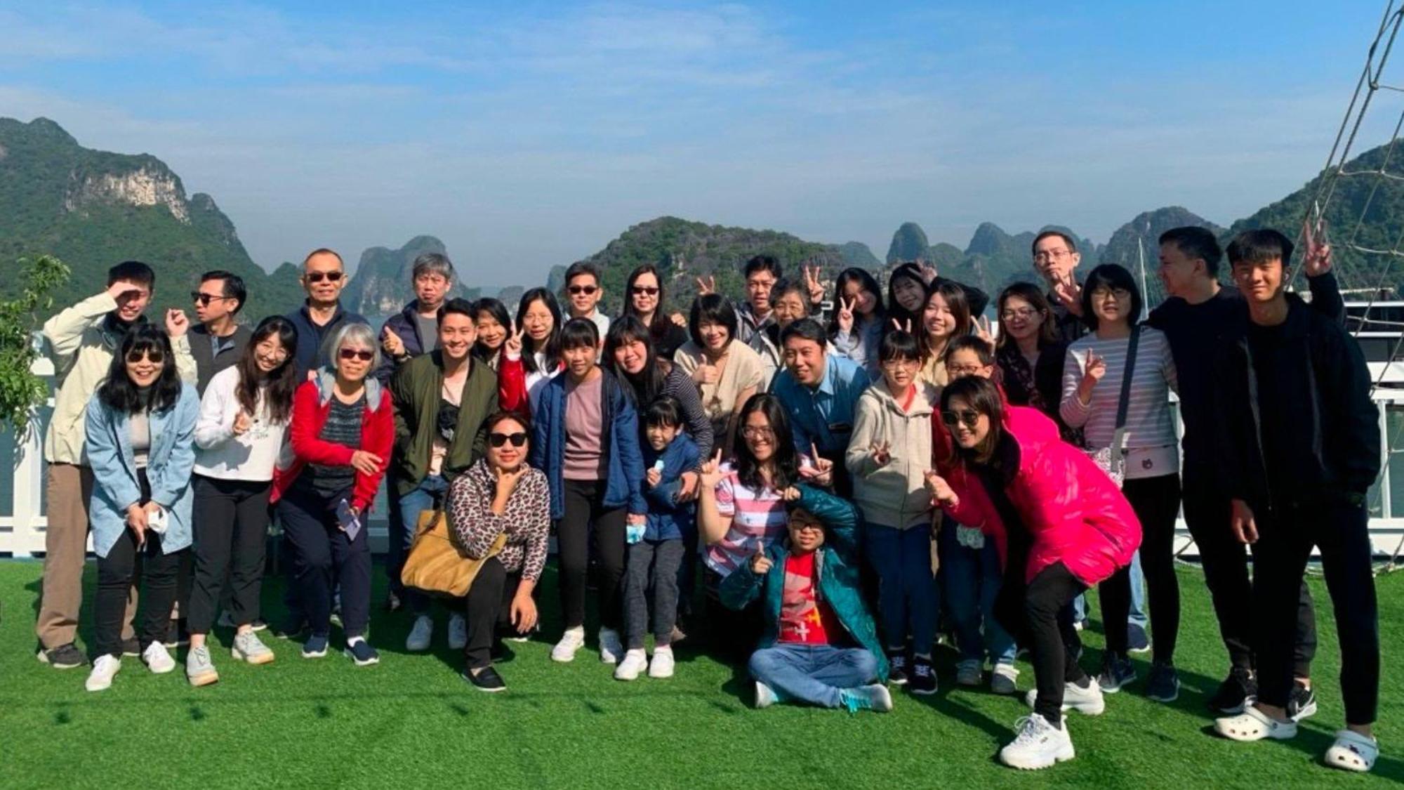 Lotus Elegance Cruise Hotel Ha Long Bagian luar foto