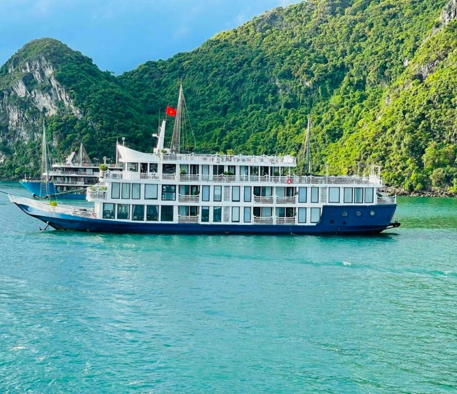 Lotus Elegance Cruise Hotel Ha Long Bagian luar foto