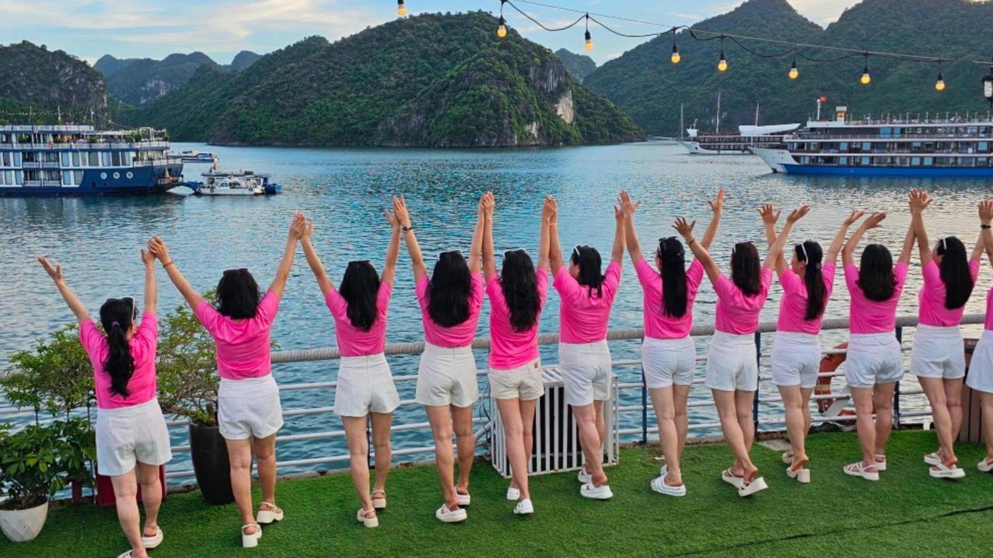 Lotus Elegance Cruise Hotel Ha Long Bagian luar foto