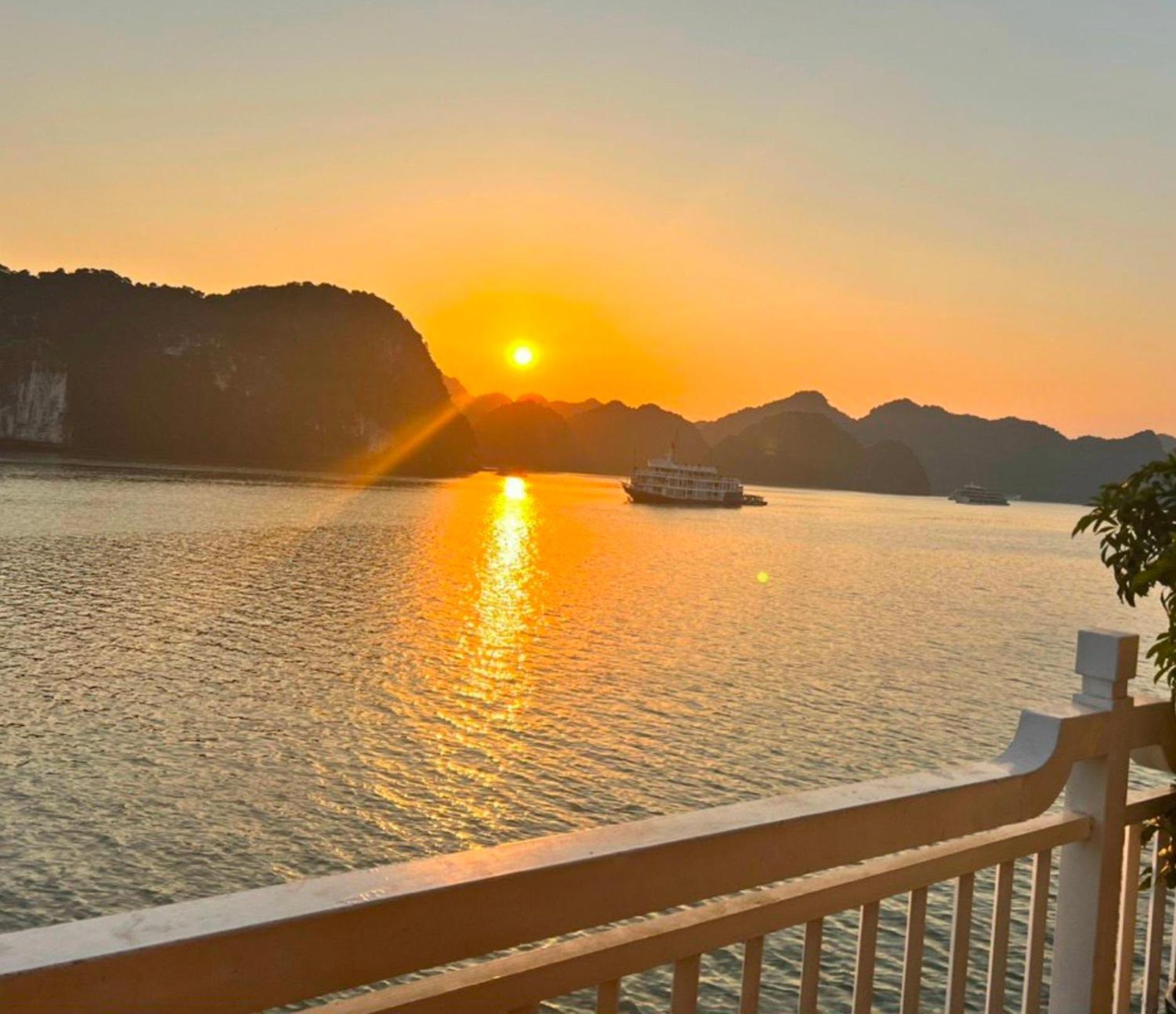 Lotus Elegance Cruise Hotel Ha Long Bagian luar foto