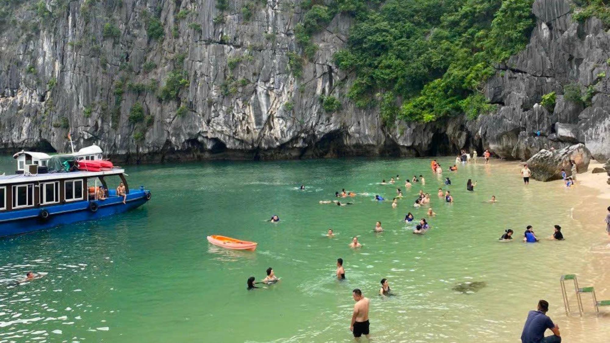 Lotus Elegance Cruise Hotel Ha Long Bagian luar foto