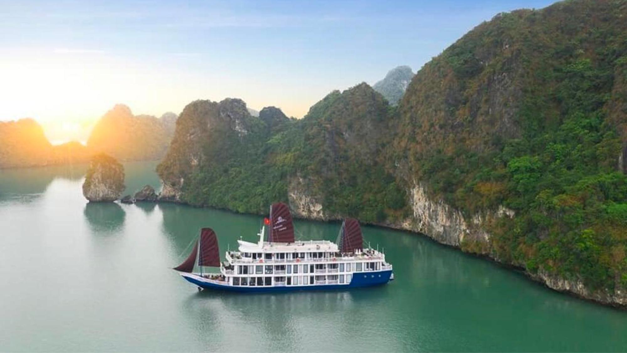 Lotus Elegance Cruise Hotel Ha Long Bagian luar foto