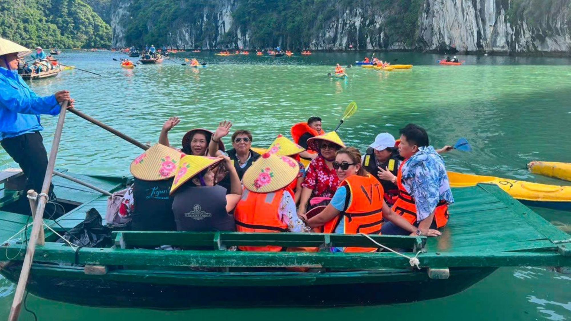 Lotus Elegance Cruise Hotel Ha Long Bagian luar foto